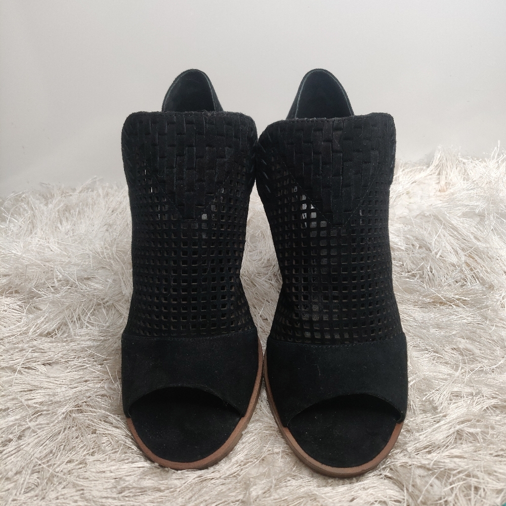 Vince Camuto cut out heels sz 9 - Picture 2 of 7